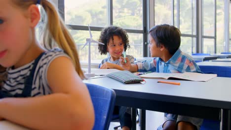 Schulkinder-Lernen-Am-Schreibtisch-Im-Klassenzimmer-Der-Schule-4k