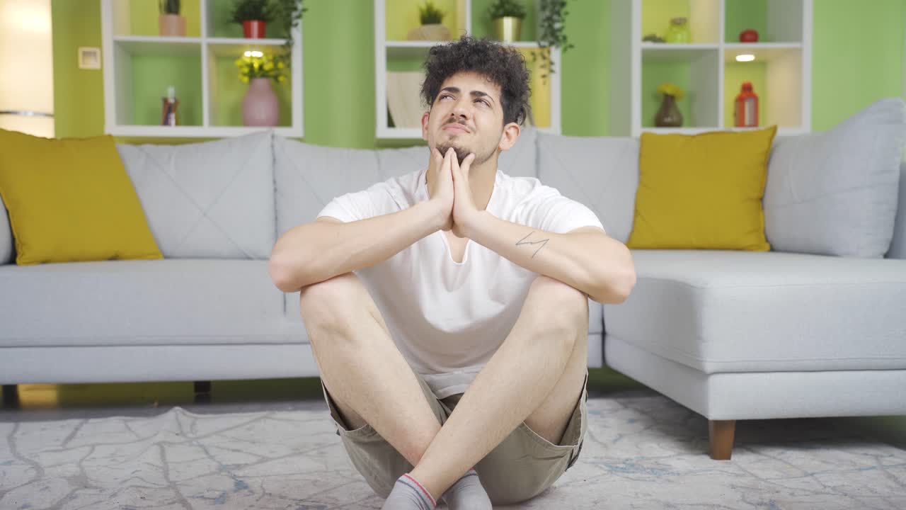 우울한 젊은이가 생각하고 동기를 잃습니다.