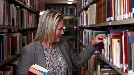 Bibliotecario-Sonriendo-A-La-Cámara-