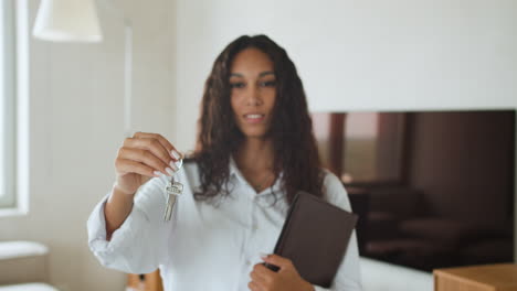 mujer con llaves de una casa nueva