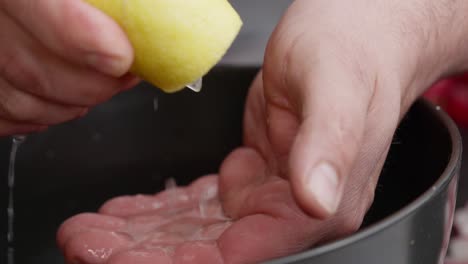 chef drena un limón para preparar cebiche