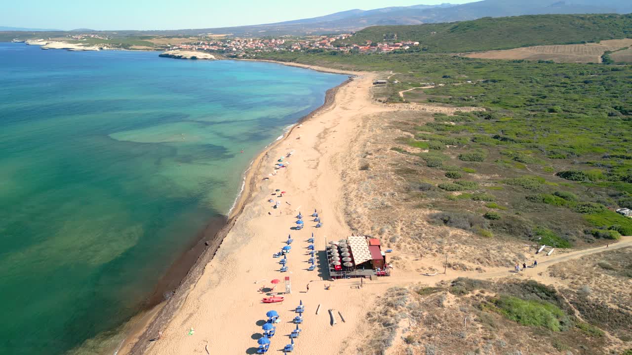 imágenes aéreas de un bar en una prístina