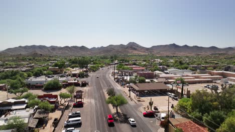 Vista-Aérea-De-Los-Automóviles-Que-Circulan-Por-La-Pequeña-Ciudad-De-Cave-Creek-En-Arizona