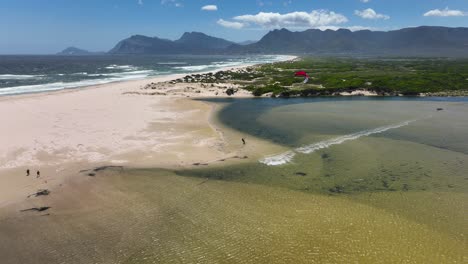 Un-Practicante-De-Kitesurf-Muestra-Una-Gran-Habilidad-Cruzando-La-Laguna-Y-Respirando-A-Lo-Grande