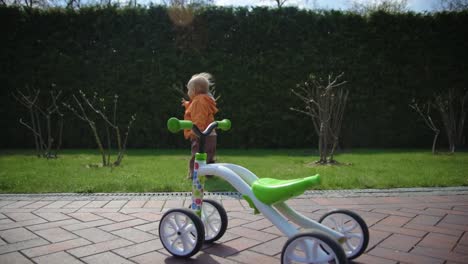 un niño caminando por la hierba en el parque de primavera