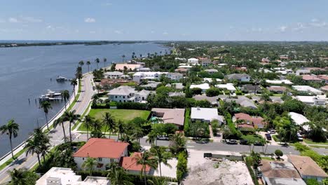 palm beach, flórida, aerial sobre as casas.