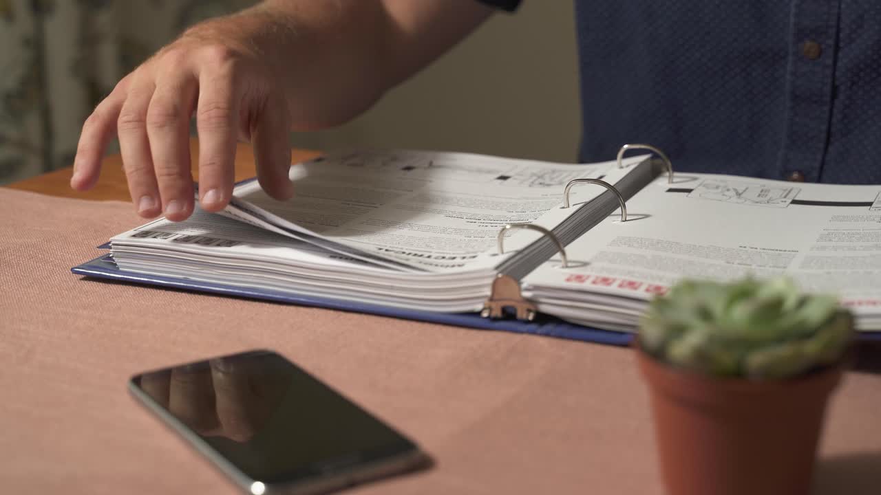 un estudiante estudiando e investigando tarde en la noche para una prueba