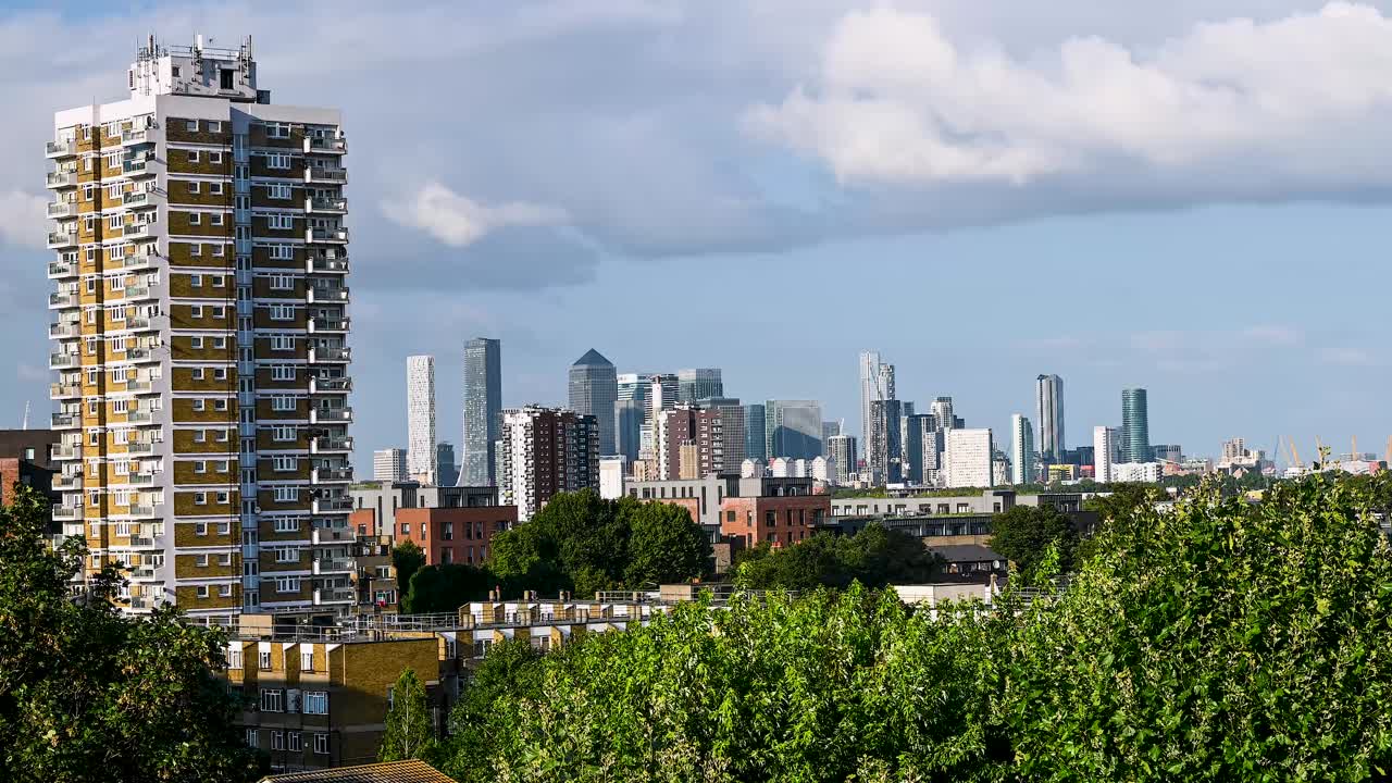 낮에 영국 런던의 개 섬에 있는 카나리 워프에서 현대적인 건물의 전망