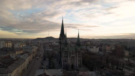 fotografía aérea de la iglesia de ohla y elizabeth en lviv, ucrania