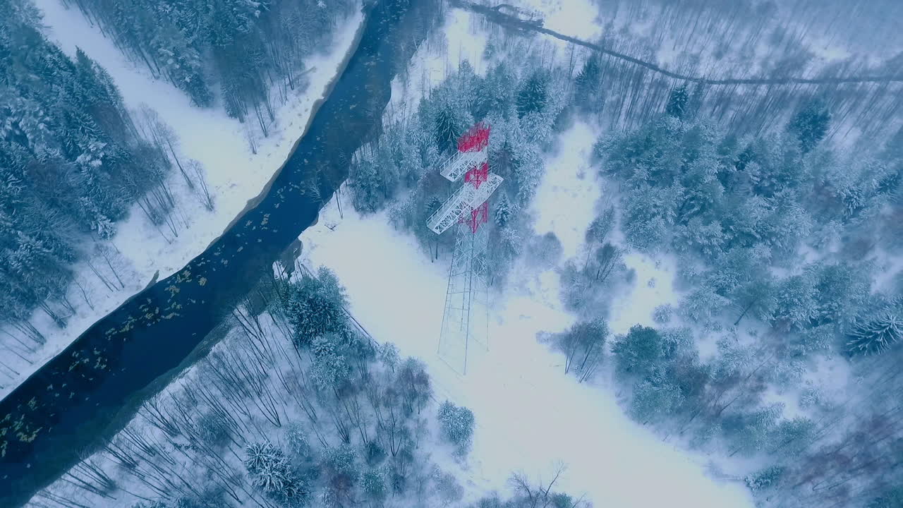 겨울 숲의 전기 철탑. 고전압 전기선. 숲의 겨울