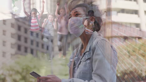 mujer con máscara facial usando un teléfono inteligente contra niños corriendo en el corredor de la escuela