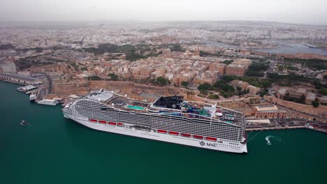 el crucero world europa msc en el gran puerto de malta, con valletta en el fondo