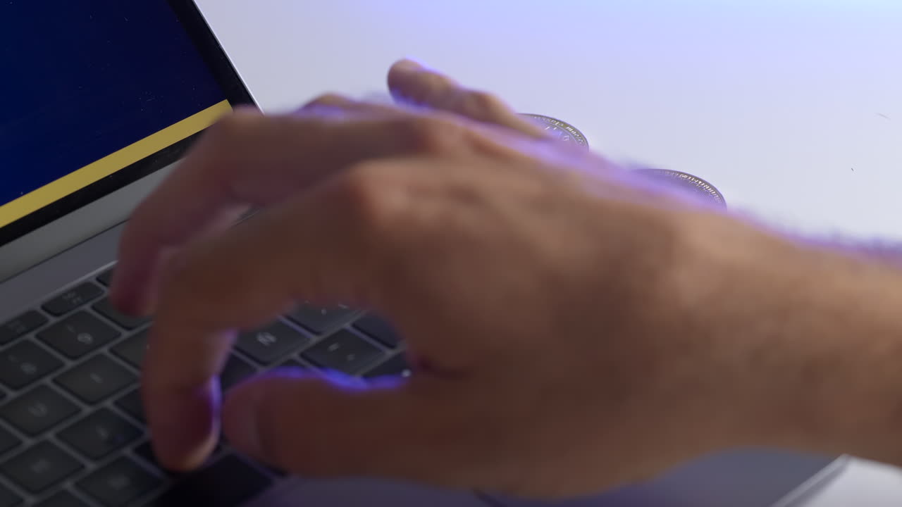 la mano de un hombre escribiendo en un teclado con
