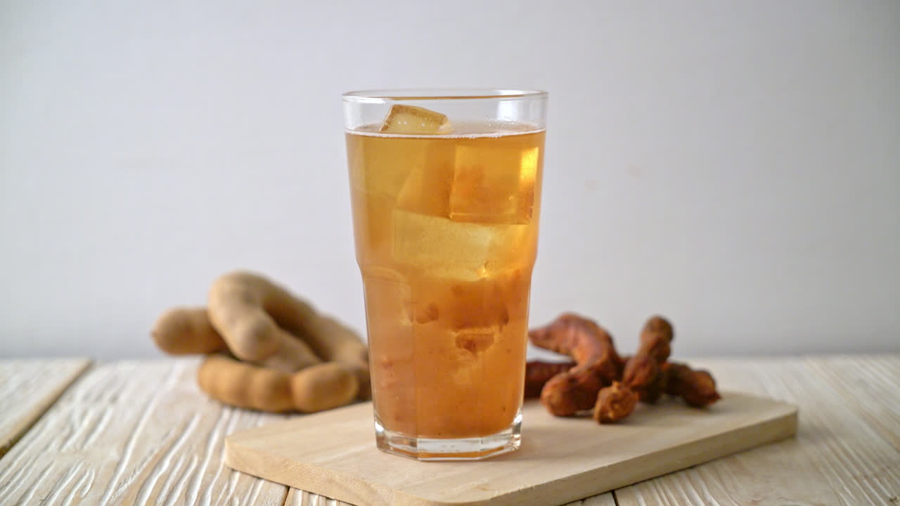 Deliziosa bevanda dolce succo di tamarindo e cubetto di ghiaccio - stile bevanda salutare