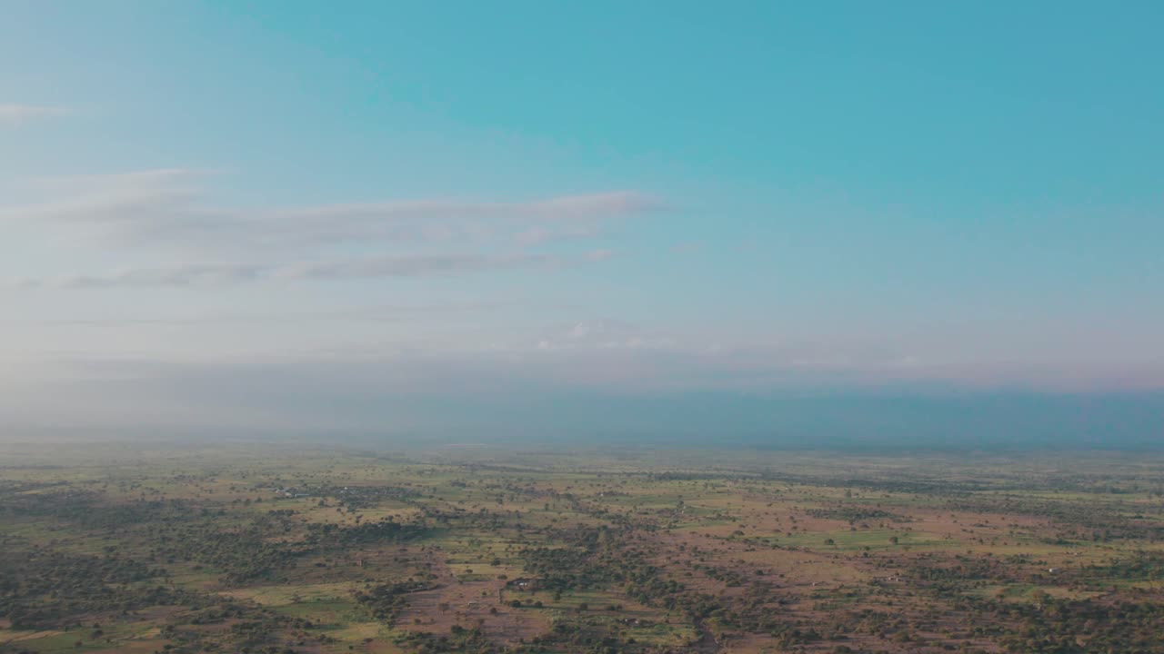 paisaje de las granjas y la carretera donde el monte kilimanjaro es visible en las nubes en la aldea de chemka