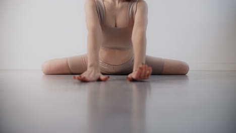 mujer haciendo estiramientos de yoga