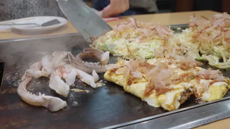 yakisoba y calamar siendo asados, toma en cámara lenta