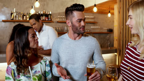 amigos felices interactuando mientras toman bebidas 4k 4k