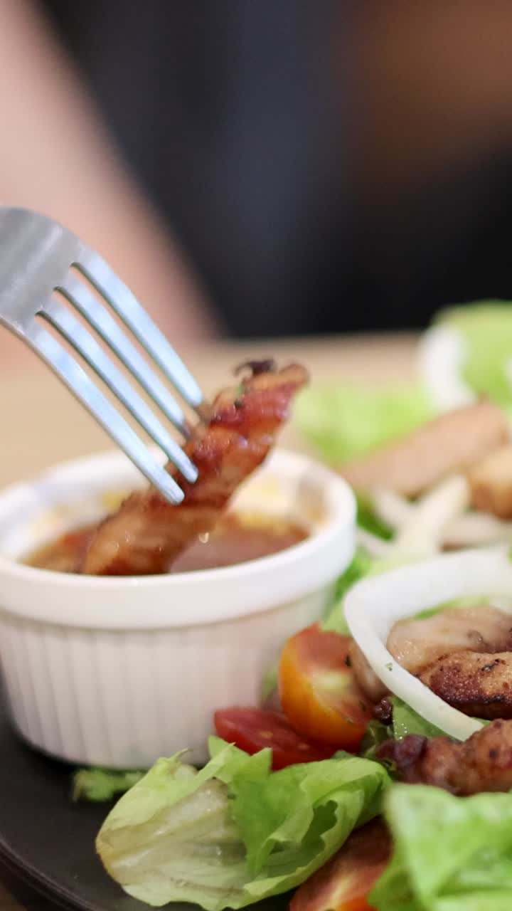 러드 에 소스 를 넣는 고기 를 는 포크