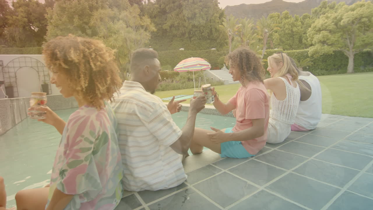 수영장 에서 술을 즐기고, 친구들과 여름 놀이를 즐기고
