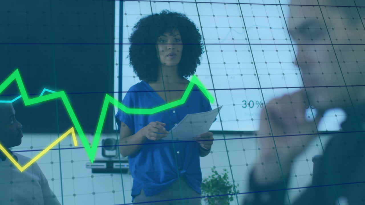 animación del procesamiento de datos financieros sobre diversas personas de negocios en la oficina