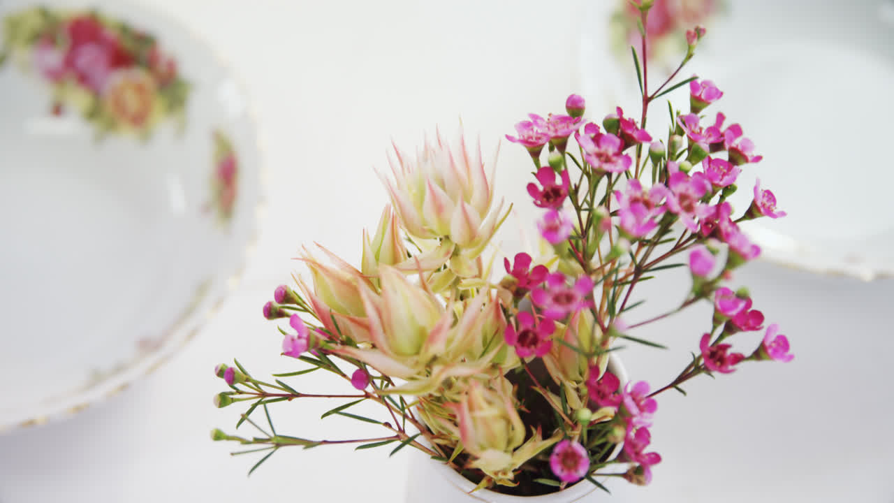 varios cubiertos en la mesa 4k