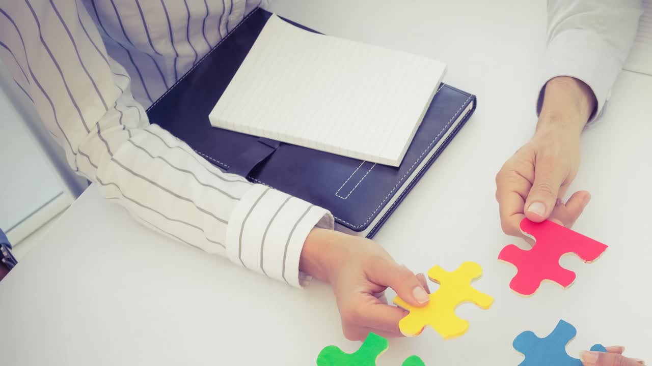 animación de dos hombres de negocios que sostienen piezas de rompecabezas coloridas