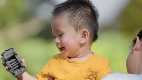 Mujer-Y-Niño-Pequeño-En-Un-Picnic