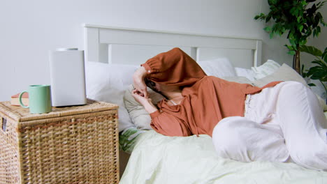 mujer caucásica durmiendo en la cama