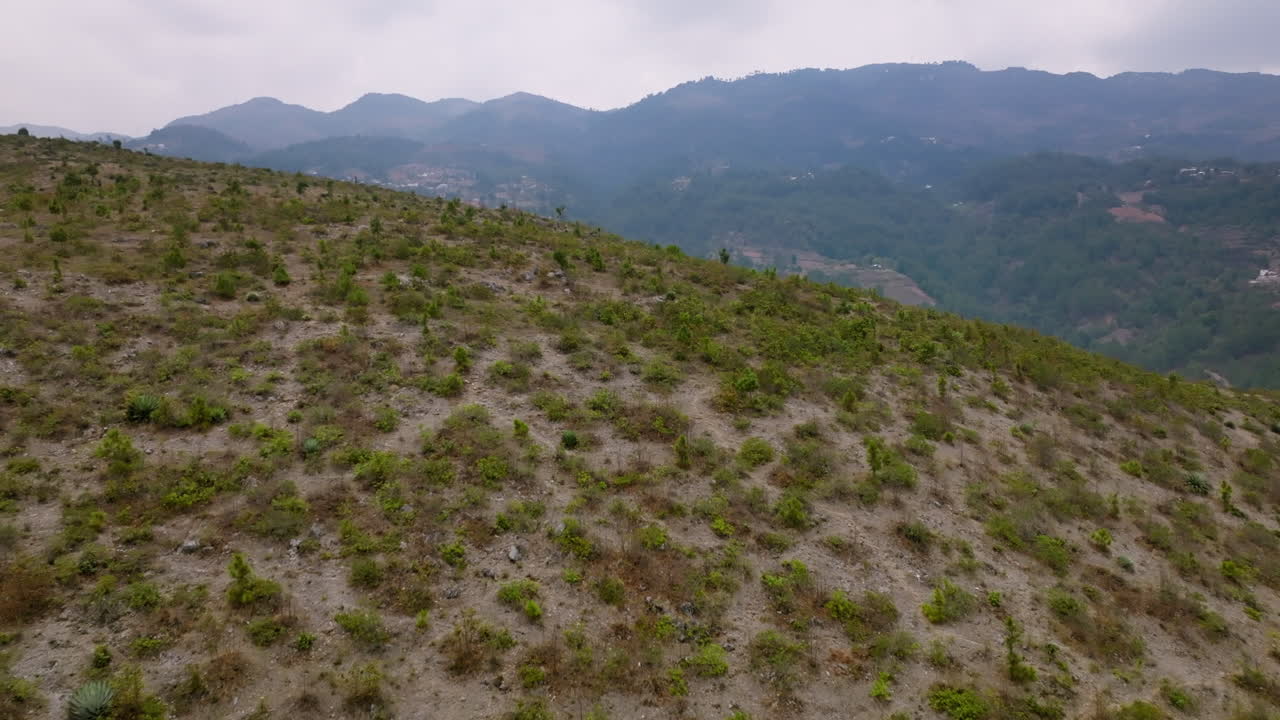 Rapido sorvolo aereo di una montagna coperta da arbusti desertici secchi nel Guatemala settentrionale