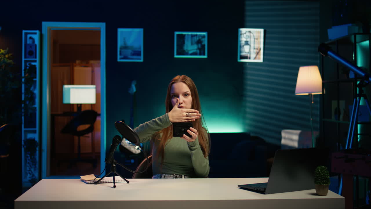 experto en tecnología presentando la batería de montaje v, mostrándola a los suscriptores