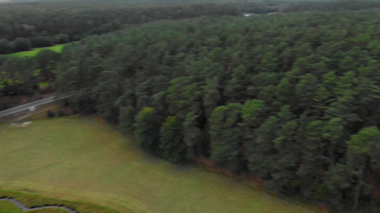toma aérea de un pequeño arroyo en el valle glacial en wdzydze kiszewskie, polonia