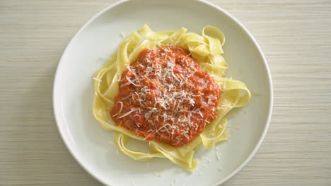 Pasta-Fettuccine-A-La-Boloñesa-De-Cerdo-Con-Queso-Parmesano---Estilo-De-Comida-Italiana