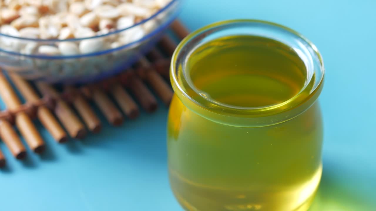 컨테이너 에 있는 땅콩 과 기름 을 근접 으로 볼 수 있다