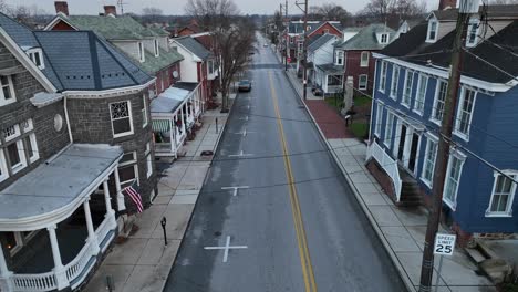 Toma-Aérea-Descendente-De-Un-Suburbio-Americano-En-Invierno.