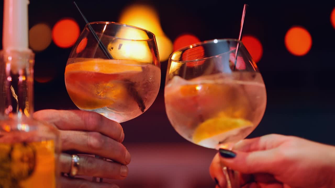 coppia felice gustando un drink