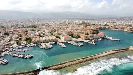 Vista-Aérea-Panorámica-Del-Municipio-De-Chania-Con-La-Montaña-Al-Fondo.