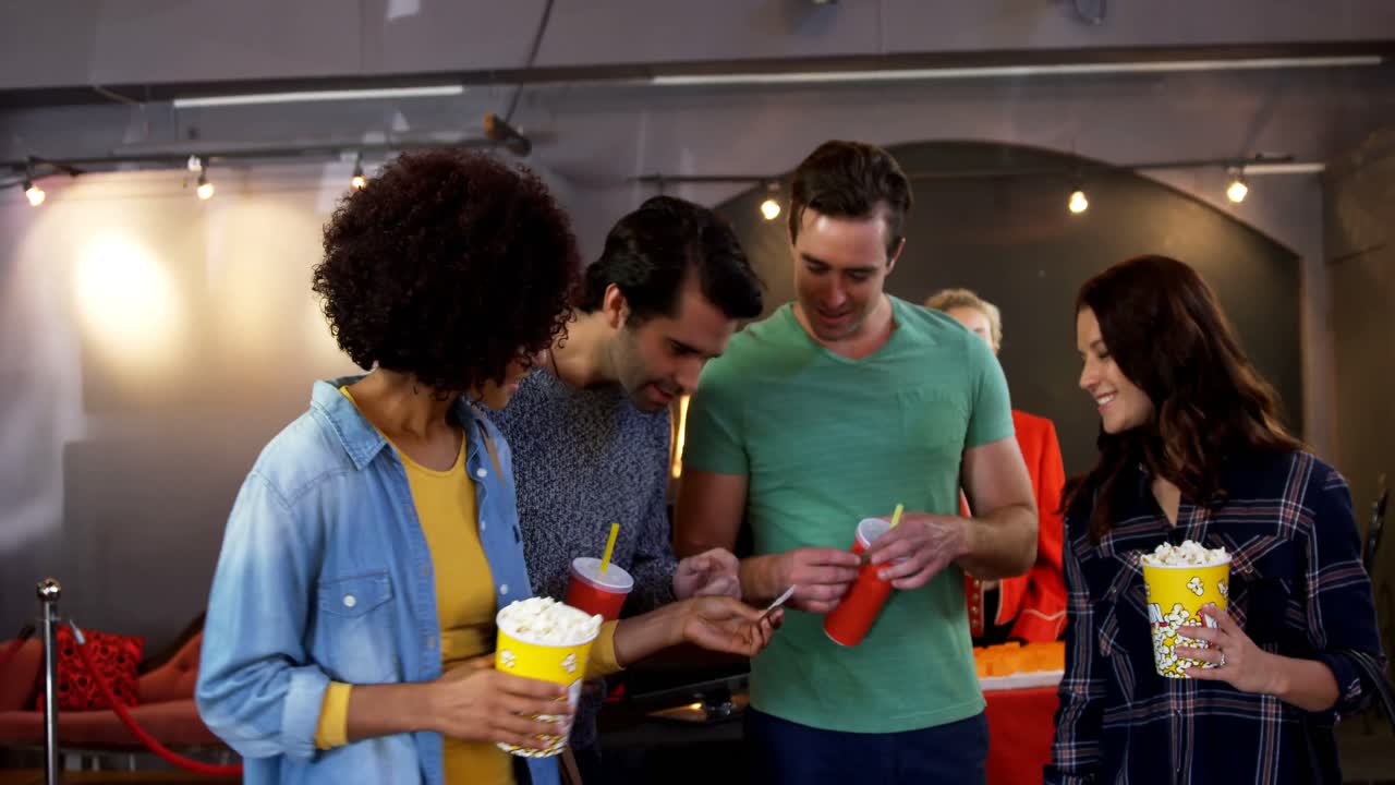 서로 상호 작용하는 친구들 4k