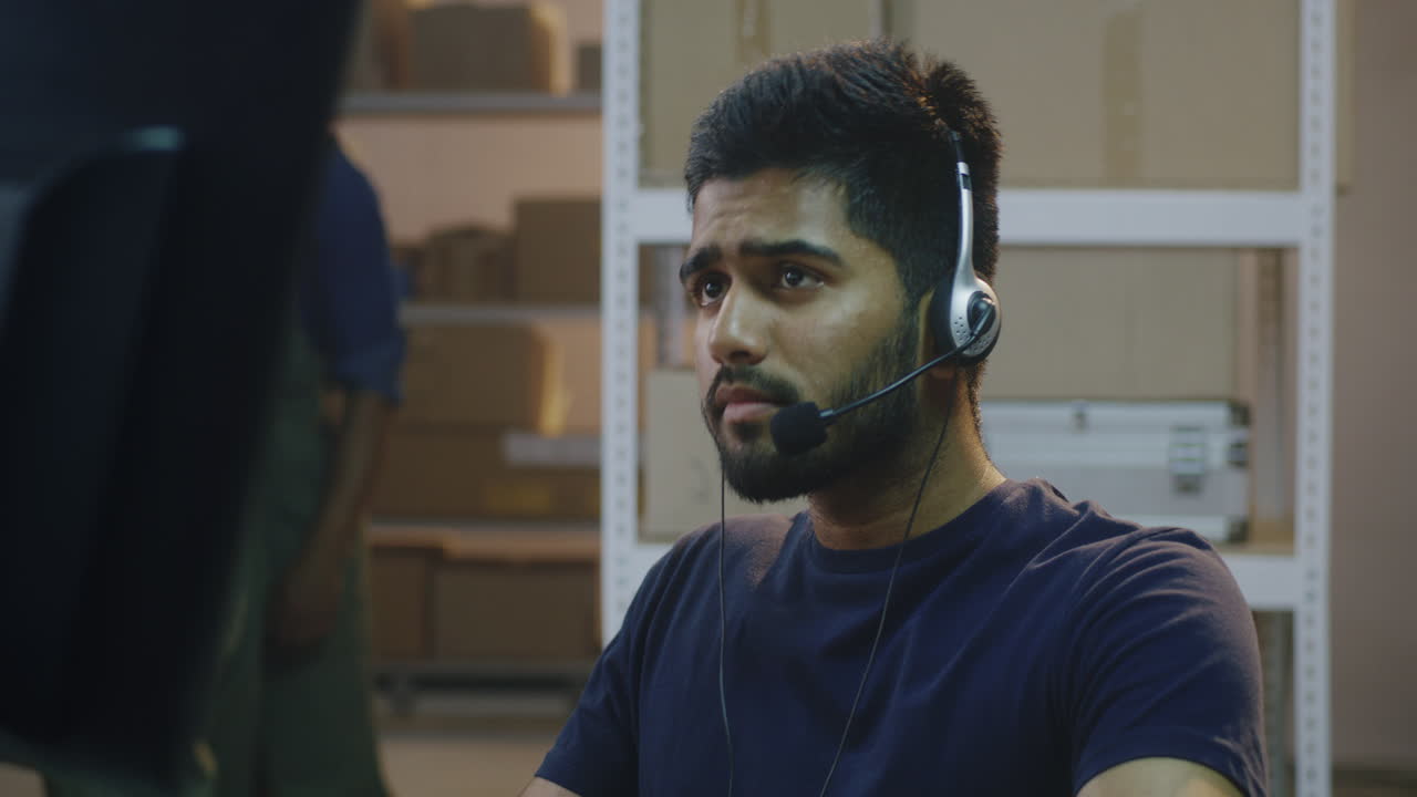 empleado del almacén en una llamada telefónica