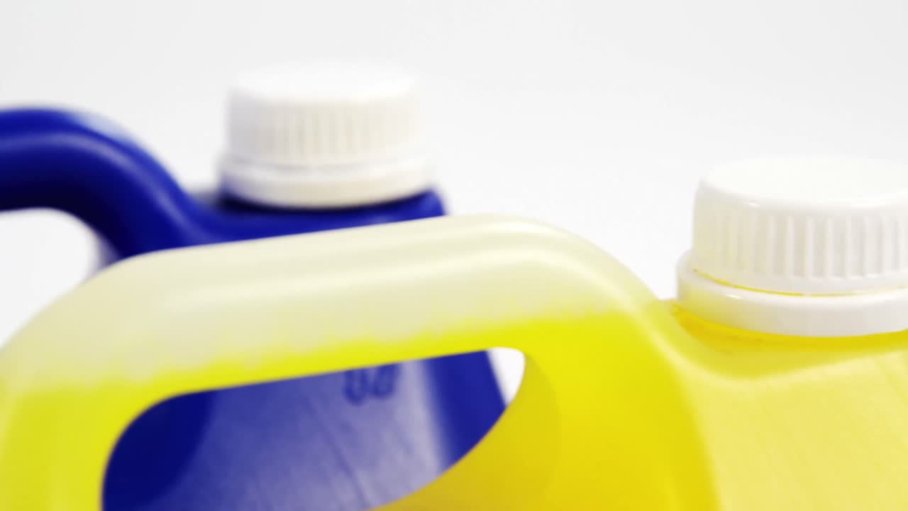 컨테이너에 있는 청소용 액체