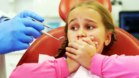 paciente joven asustado durante un chequeo dental