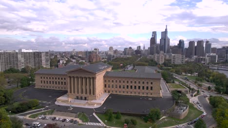 un drone volando en el museo de arte de filadelfia - 4k