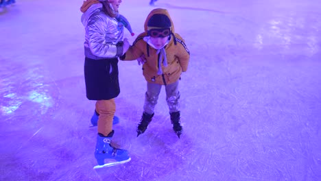 niños patinando sobre hielo