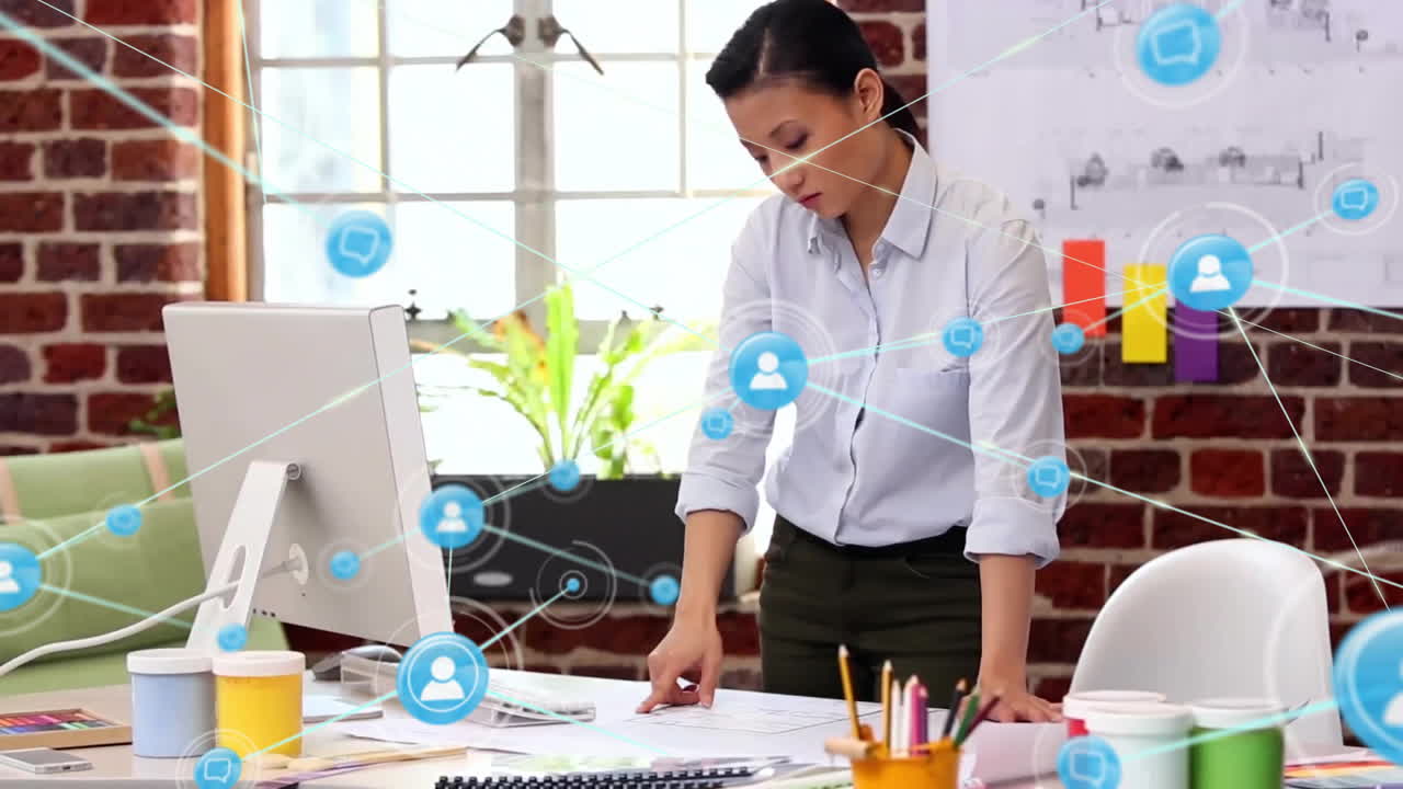 컴퓨터를 이용한 두 인종 사업가 여성에 대한 아이콘과의 연결 네트워크의 애니메이션