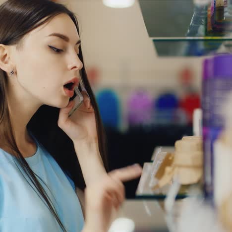 一個女人在購物時打電話