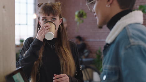 hermosa mujer de negocios caucásica estudiante charlando con su colega compartiendo ideas disfrutando de trabajar juntos brainstorming en la oficina moderna