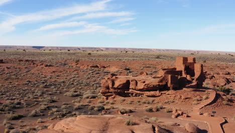 naderende ruïnes van wukoki pueblo in wupatki nationaal monument, arizona, vs