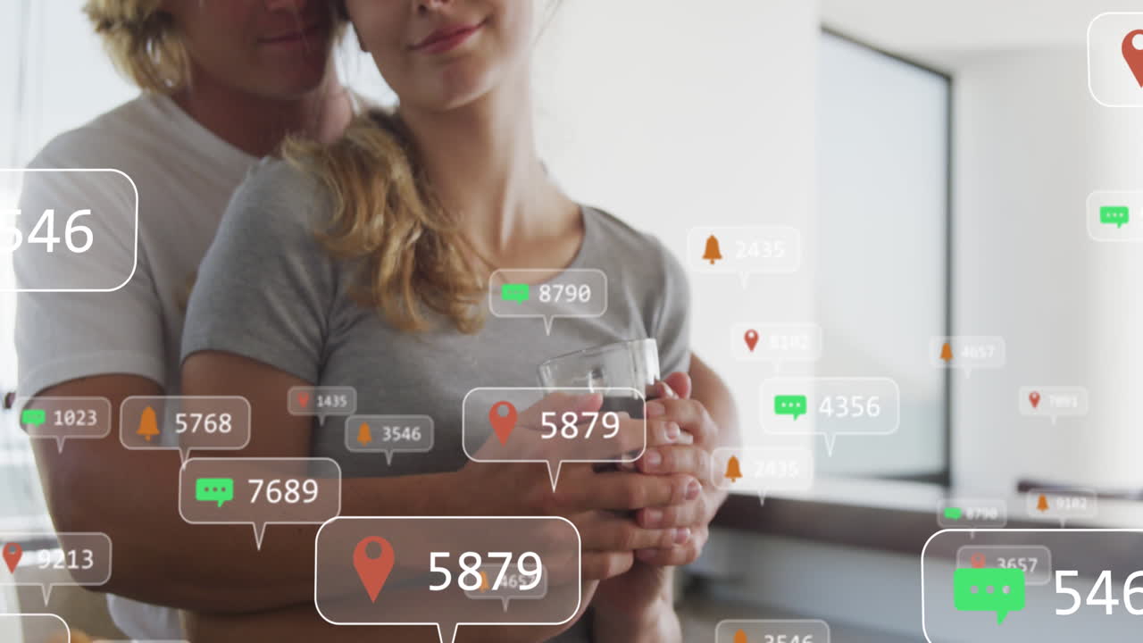 animación de iconos de las redes sociales en pancartas sobre una pareja caucásica enamorada abrazándose en el balcón