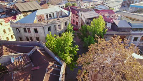 Toma-Aérea-De-Establecimiento-Del-Palacio-Walker-Abandonado-En-La-Plaza-De-La-Libertad-De-Prensa-En-El-Barrio-De-Concha-Y-Toro,-Santiago.