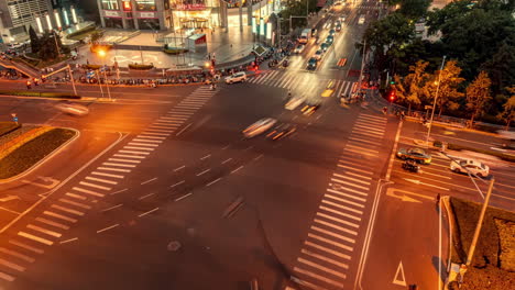 Cruce-De-Calles-De-Tráfico-En-El-Centro,-Hiperlapso-Por-La-Noche-Sobre-El-Tráfico-De-Intersección-Ocupado-Por-La-Noche-Con-Automóviles,-Camiones,-Autobuses-Y-Trenes